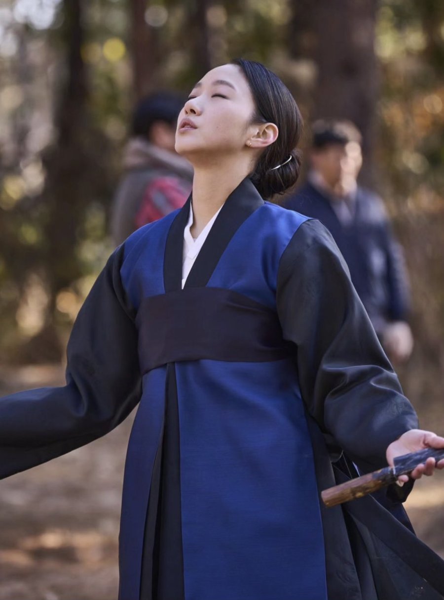 김고은의 대살굿은 보는 사람을 지리게 만듭니다.